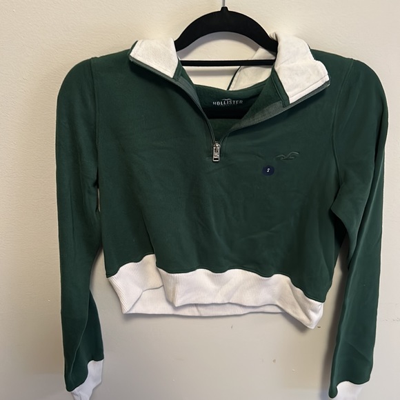 Dark green Hollister, long sleeve, collared crop top. Size Small - Picture 6 of 6
